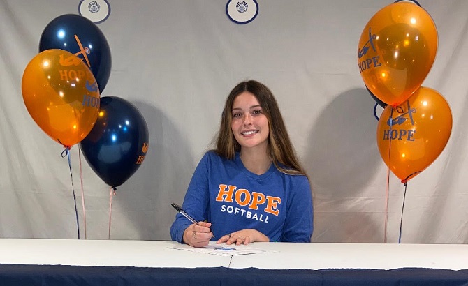 Maddie Gracin Commits to Hope College